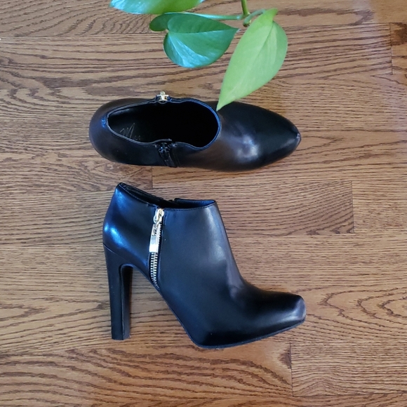 Marc Fisher - Picture 3 of 6